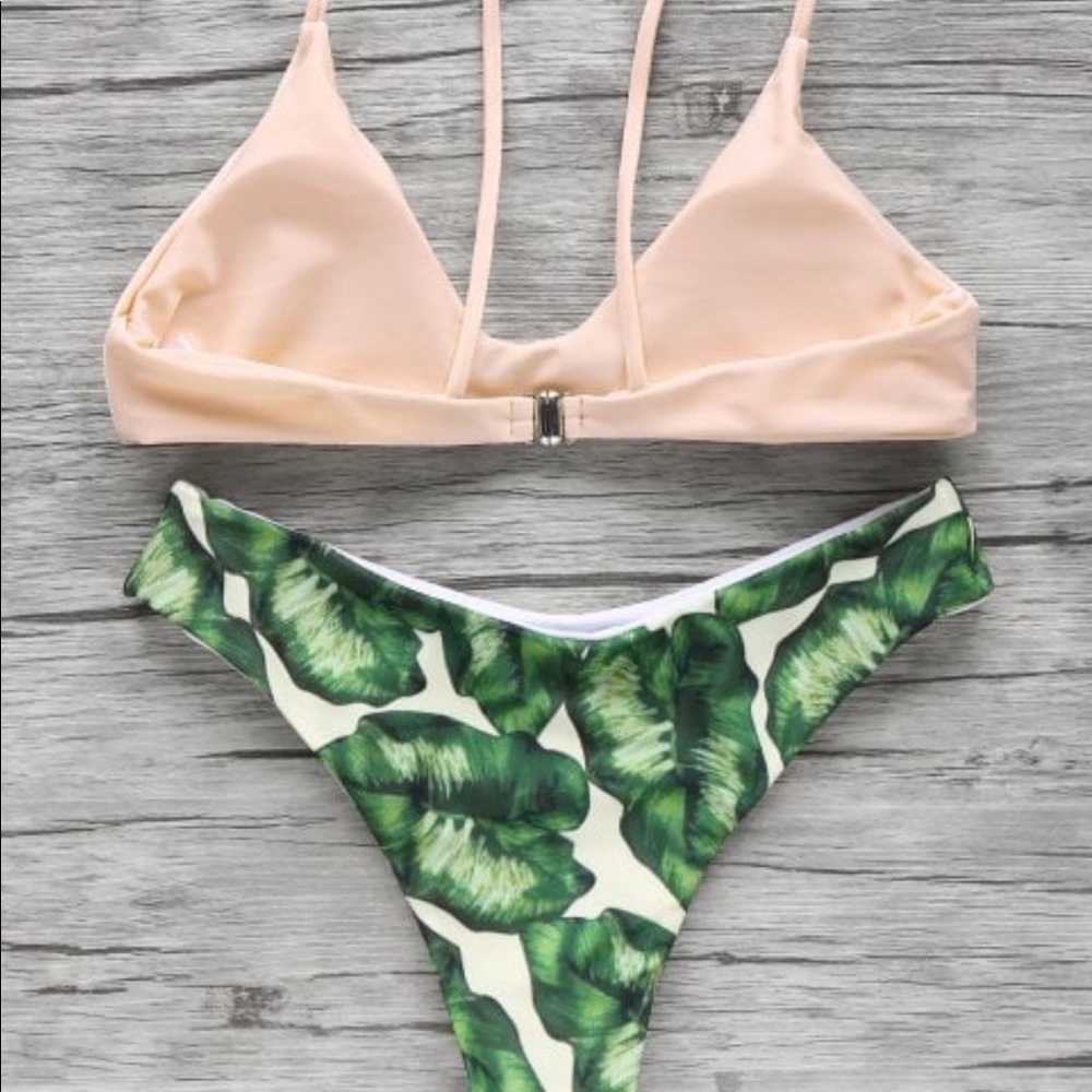 green bikini - Picture 2 of 5